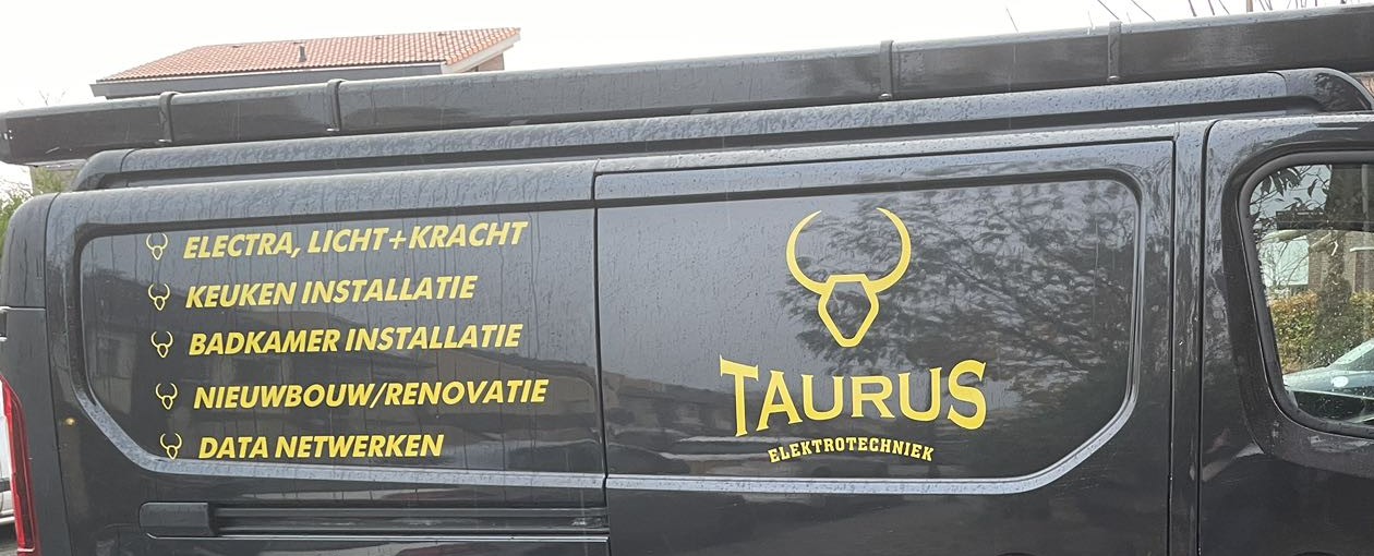 De zwarte bus van Taurus Elektrotechniek met het gouden stierlogo