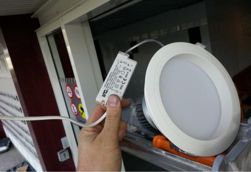 Een led-downlighter wordt geplaatst