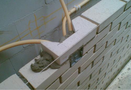 Leidingwerk in een gemetselde wand