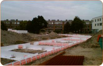 Fundering van een nieuwbouwwoning met leidingen